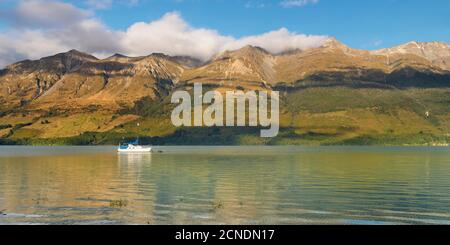 Barca a vela alla Laguna di Glenorchy all'alba, Glenorchy, Otago, Isola del Sud, Nuova Zelanda, Pacifico Foto Stock