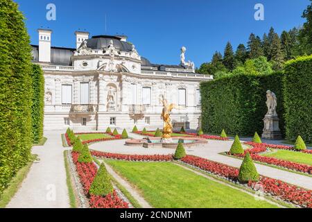 Western Parterre, Linderhof Palace, Werdenfelser Land, Alpi Bavaresi, alta Baviera, Germania, Europa Foto Stock