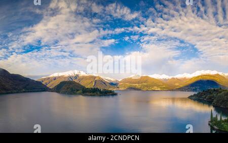 Veduta aerea del drone di Piona e Monti Lariani, Lago di Como, Colico, Provincia di Lecco, Lombardia, Laghi Italiani, Italia, Europa Foto Stock