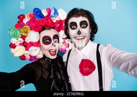 Closeup foto di bella coppia demone uomo donna abbraccio prendere selfie emozionante viaggio latino ottobre indossare abito nero costume morte sospenditori con archetto roses Foto Stock