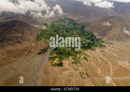 Villaggio vicino a Leh dalla finestra di volo, Ladakh, India Foto Stock