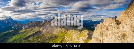 Nuvole su Becco di Mezzodi, Monte Pelmo e Antelao, vista aerea, Dolomiti, provincia di Belluno, Veneto, Italia, Europa Foto Stock