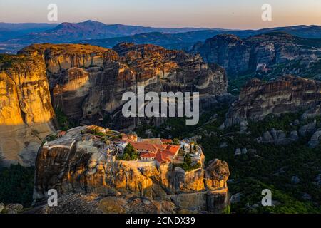 Aereo in drone del Monastero Santo della Trinità all'alba, patrimonio dell'umanità dell'UNESCO, monasteri di Meteora, Grecia, Europa Foto Stock