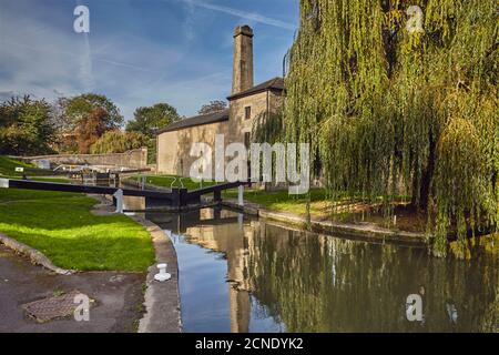 Una delle prime e ultime chiuse sul canale Kennett e Avon al suo incrocio con il fiume Avon, a Bath, Somerset, Inghilterra, Regno Unito, Europa Foto Stock
