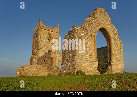 Le rovine della chiesa di San Michele sulla cima del Burrow Mump, una piccola collina a Burrowbridge, nei livelli del Somerset, Somerset, Inghilterra Foto Stock