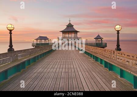 Una vista crepuscolo del Molo di Clevedon, a Clevedon, sulla costa della Manica di Bristol, Somerset, Inghilterra, Regno Unito, Europa Foto Stock