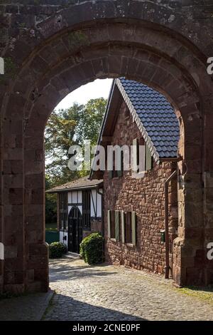 Arco di Nideggen Castello, Nideggen, Rureifel, Eifel, Nord Reno-Westfalia, Germania, Europa Foto Stock