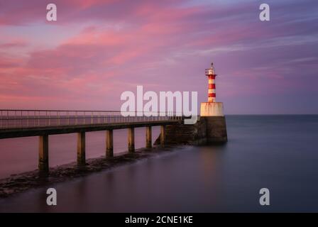 South Pier Lighthouse al tramonto, passeggiate, Northumberland, Inghilterra, Regno Unito, Europa Foto Stock