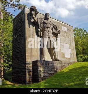 Ex NS-Ordensburg Vogelsang, portatore di cannello in piazza del sole, Schleiden, Germania, Europa Foto Stock