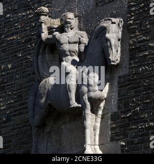 Ex NS-Ordensburg Vogelsang, rilievo equestre alla porta principale, Schleiden, Germania, Europa Foto Stock