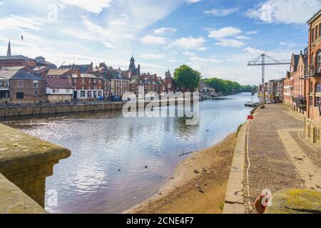 Il fiume Ouse attraversa la storica città di York, North Yorkshire, Inghilterra, Regno Unito, Europa Foto Stock