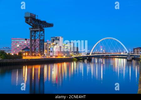 Finnieston Crane e Clyde Arc Bridge, River Clyde, Glasgow, Scozia, Regno Unito, Europa Foto Stock