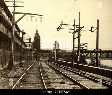 . Il giornale ferroviario di strada è inoltre molto veloce e facilmente regolabile sui fili del trolley. Le staffe sono distanziate ogni 10 piedi. Le aste di deformazione stazionarie sono di legno trattato della macchina elettrica & di Mfg. Di West-inghouse fanno e sono ferro piegato. Gli isolatori a stelo sono cementati sulle parti superiori del tubo %-in., attraverso cui passa il golfare ^s-in. Per mezzo del quale sono attaccati ai ferri piegati.le deformazioni costanti sono utilizzate solo su curve e torti enon sono state trovate necessarie sulla pista tangente. I fili di collegamento sono di No. 9 Extra BB, telegrafano galvanizzato, perché è stato pensato meglio no Foto Stock