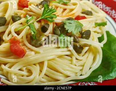 Spaghetti al pesto di capperi, pasta con salsa di capperi. Cucina siciliana, piatti tradizionali italiani assortiti, vista dall'alto. Foto Stock