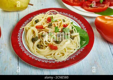 Spaghetti al pesto di capperi, pasta con salsa di capperi. Cucina siciliana, piatti tradizionali italiani assortiti, vista dall'alto. Foto Stock