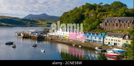 Vista panoramica del porto di Portree, dell'isola di Skye, delle Ebridi interne, delle Highlands e delle isole, della Scozia, del Regno Unito, dell'Europa Foto Stock