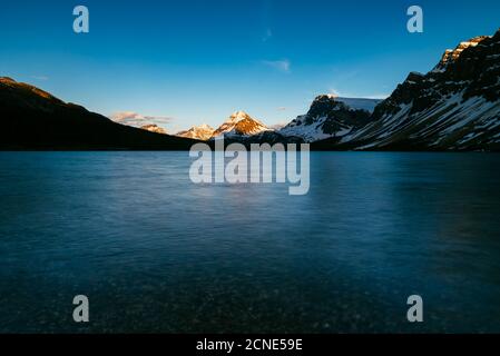 Tramonto tranquillo al lago Bow, al parco nazionale di Banff, patrimonio dell'umanità dell'UNESCO, Alberta, Canadian Rockies, Canada Foto Stock