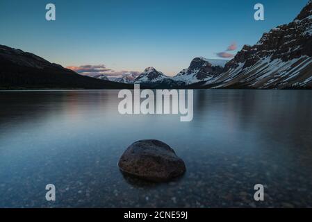 Tramonto tranquillo al lago Bow, al parco nazionale di Banff, patrimonio dell'umanità dell'UNESCO, Alberta, Canadian Rockies, Canada Foto Stock