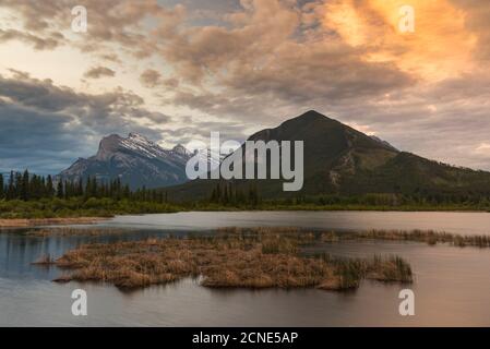 Alba a Vermillion Lakes con Mount Rundle, Banff National Park, patrimonio dell'umanità dell'UNESCO, Alberta, Canadian Rockies, Canada Foto Stock