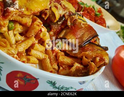 Ricotta Eggplant Pasta Timbale, cucina siciliana, piatti tradizionali italiani assortiti, Vista dall'alto. Foto Stock