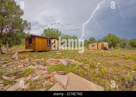 Fulmine che colpisce da una tempesta monsonica che si costruisce sopra la cava messicana abbandonata vicino Perkinsville, Arizona, Stati Uniti d'America Foto Stock