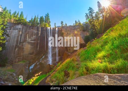 Bella cascata di Vernal Fall sul sentiero Merced River Mist, Yosemite National Park, California, Stati Uniti d'America Foto Stock