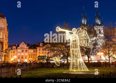 Mercatino di Natale presso la Piazza della Città Vecchia, che include l'angelo, il Palazzo Rococo Kinsky e la Chiesa di Tyn Gotica, la Città Vecchia, Praga, Repubblica Ceca Foto Stock