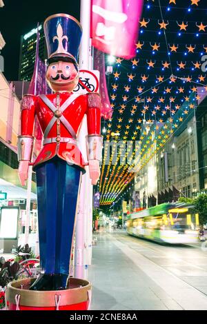 Decorazioni natalizie e Nutcracker al centro commerciale Bourke Street, città di Melbourne, Victoria, Australia, Pacifico Foto Stock