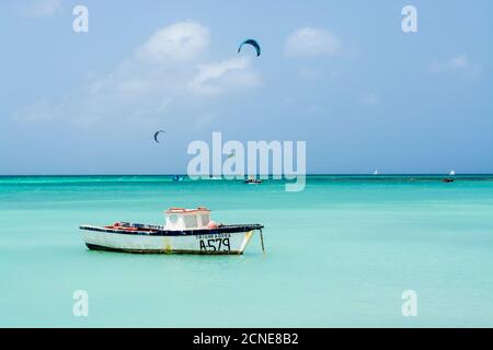 Pesca e windsurf kitesurf sulla spiaggia di Hadicurari, Aruba, Isole ABC, Antille olandesi, Caraibi, America Centrale Foto Stock