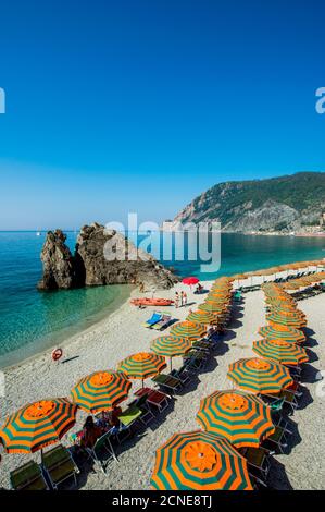 Ombrelloni da spiaggia a Monterosso al Mare, cinque Terre, Patrimonio dell'Umanità dell'UNESCO, Liguria, Italia, Europa Foto Stock