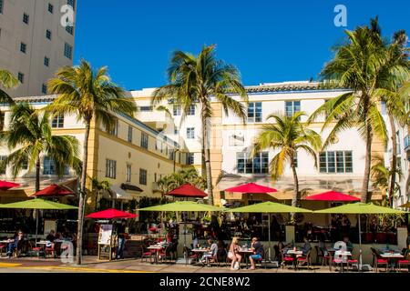 Scene di strada lungo Ocean Drive, South Beach District, Miami, Florida, Stati Uniti d'America Foto Stock