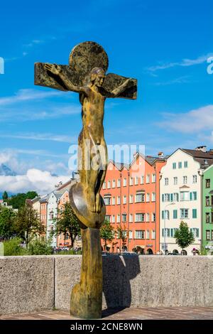 Gesù sulla Croce (Croce cristiana) scultura, Città Vecchia, Innsbruck, Tirolo, Austria, Europa Foto Stock