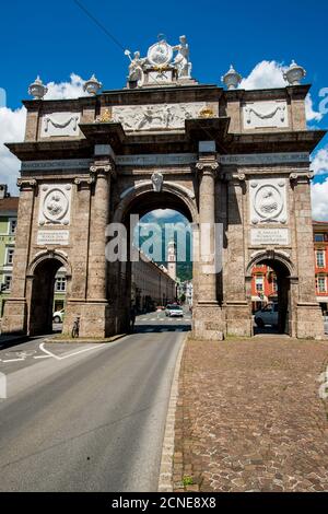 La Chiesa Servita vista attraverso l'Arco di Trionfo, la Città Vecchia, Innsbruck, Tryol, Austria, Europa Foto Stock