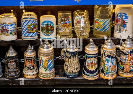 Souvenir al Viktualienmarkt, un mercato alimentare centrale o agricolo, Monaco, Baviera, Germania, Europa Foto Stock