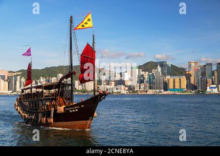 Barca spazzatura a Victoria Harbour, Hong Kong, Cina, Asia Foto Stock