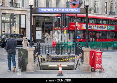 Oxford Street, Londra, Regno Unito. 18 settembre 2020. Molti meno pedoni sulla principale via dello shopping di Londra, e pochissimi turisti durante la pandemia di Coronavirus in tutto il mondo. La stazione della metropolitana di Oxford Circus, normalmente occupata, dispone di un sistema di entrata e uscita a senso unico con scale di accesso aggiuntive chiuse. Credit: Malcolm Park/Alamy Live News. Foto Stock