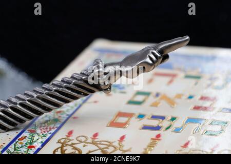 Un puntatore rituale ebraico Yad argento su una Torah, Francia, Europa Foto Stock