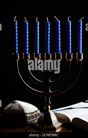 Menorah, Kippah e Torah, simboli ebraici, Francia, Europa Foto Stock