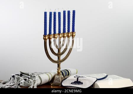 Menorah, Tallit, kippah e Torah, simboli ebraici, Francia, Europa Foto Stock