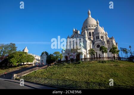 La mattina presto presso la Basilica del Sacro cuore (Sacro cuore), Montmartre, Parigi, Francia, Europa Foto Stock