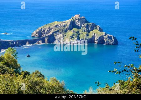 Eremo di Doniene Gaztelugatxeko sulla cima dell'isola di Gaztelugatxe. Biscaglia, Paesi Baschi, Spagna Foto Stock