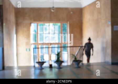 Immagine astratta di Blur di persone che camminano al Corridoio Foto Stock