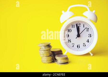 Un equilibrio tra tempo e denaro. Il concetto di tempo è denaro. Investimento concetto. Crescere su moneta, Business Finance e risparmiare denaro Foto Stock