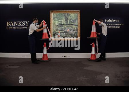 Londra, Regno Unito. 18 Settembre 2020. Soggetto a embargo fino alle 13:30 CET venerdì 18 2020 settembre. "How me the Monet" di Banksy in mostra al Sotheby's nel centro di Londra, Regno Unito, il 18 settembre 2020. La contemporanea rappresentazione di Claude Monet del ponte giapponese nel suo giardino a Giverny da parte di Banksy farà parte dell'asta in diretta di Sotheby il 21 ottobre 2020. (Foto di Claire Doherty/Sipa USA) Credit: Sipa USA/Alamy Live News Foto Stock