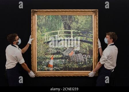 Londra, Regno Unito. 18 Settembre 2020. Soggetto a embargo fino alle 13:30 CET venerdì 18 2020 settembre. "How me the Monet" di Banksy in mostra al Sotheby's nel centro di Londra, Regno Unito, il 18 settembre 2020. La contemporanea rappresentazione di Claude Monet del ponte giapponese nel suo giardino a Giverny da parte di Banksy farà parte dell'asta in diretta di Sotheby il 21 ottobre 2020. (Foto di Claire Doherty/Sipa USA) Credit: Sipa USA/Alamy Live News Foto Stock