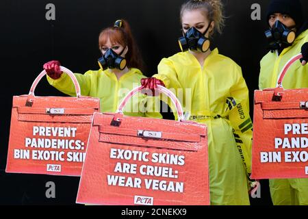 Strand, Londra, Regno Unito. 18 settembre 2020. PETA organizza una protesta contro le pelli esotiche alla London Fashion Week. Credit: Matthew Chpicle/Alamy Live News Foto Stock