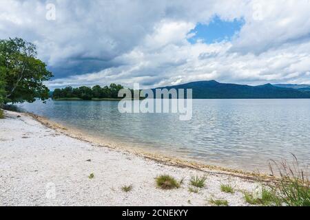 Vista del lago Akan (阿寒湖 o Akanko) a Hokkaido, Giappone preso da vicino Akanko Onsen nel Parco Nazionale di Akan Mashu Foto Stock