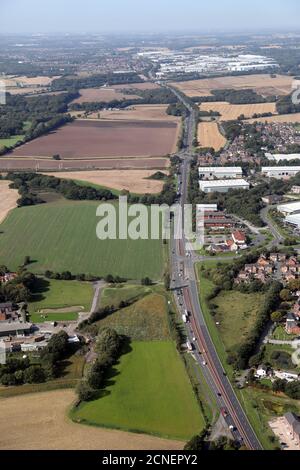 Vista aerea verso ovest lungo la East Lancashire Road (East Lancass Road) A580 a Lowton vicino a Haydock, Warrington, Lancashire Foto Stock