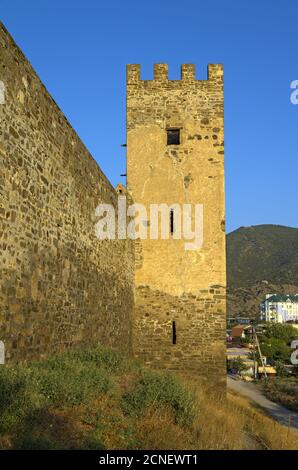 Fortezza genovese a Sudak. Torre e frammento del muro. Foto Stock