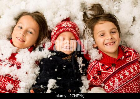 Ragazzo carino, bambino prescolare, giocare nella neve all'aperto, studio shot Foto Stock